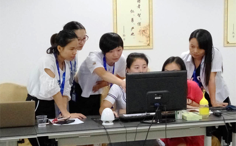  美女們互相交流學習，氣氛有點嚴肅啊